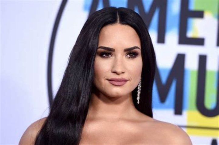 Demi Lovato Ends US Tour With Surprise, Sexy Kiss From Kehlani