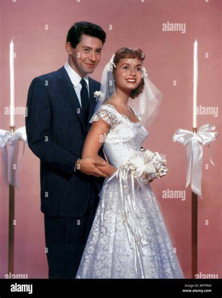 Eddie Fisher and Debbie Reynolds get married. Celebrity bride
