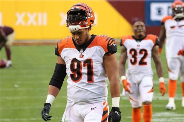 Former Cincinnati defensive end Derek Wolfe retires from NFL
