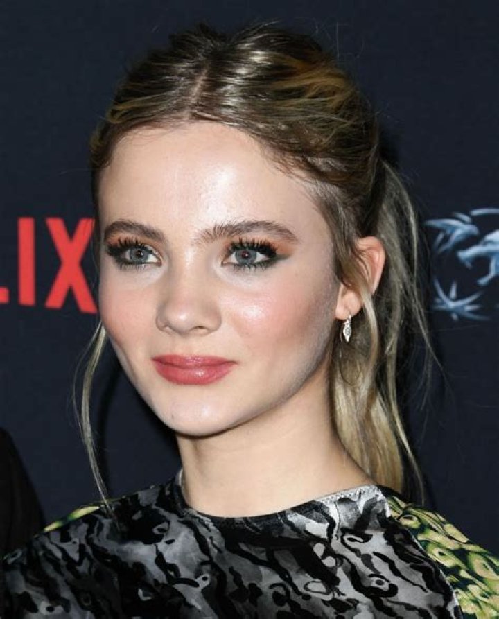 Freya Allan Wiki, pituus, ik&auml;, poikayst&auml;v&auml;, perhe, el&auml;m&auml;kerta ja paljon