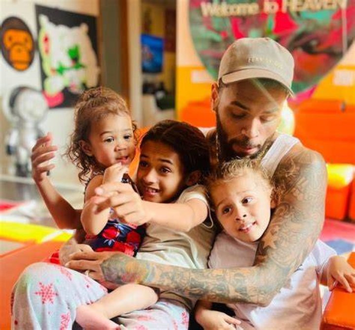 How many kids does Chris Daughtry have? American idol star postpones