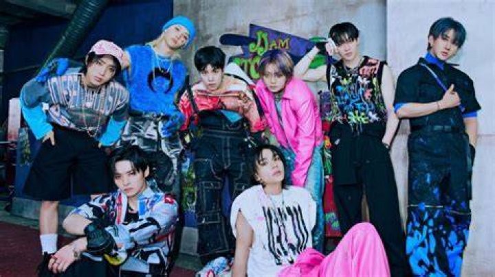 Kpop grupo Stray Kids anuncia sa&iacute;da de Woojin Metr&oacute;poles