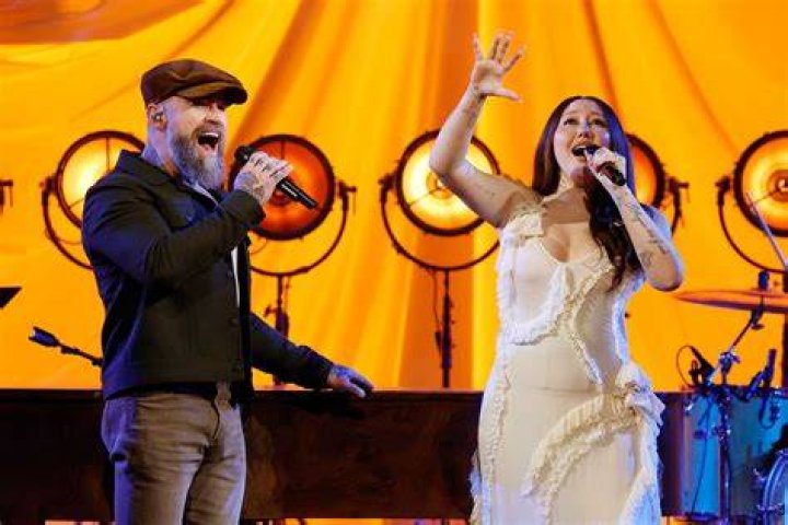 Noah Cyrus Sings "Make Me (Cry)" at 2017 iHeartRadio Awards POPSUGAR