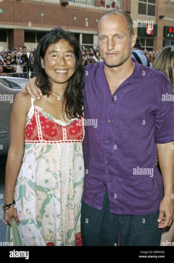 Selten Woody Harrelson mit Frau und T&ouml;chtern auf Premiere Promiflash