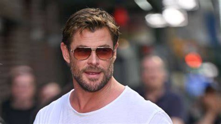 Spotted Chris Hemsworth lleva a su hijo en brazos todo el tiempo