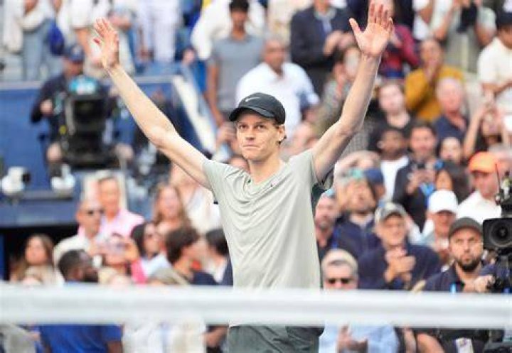 Watch Jannik Sinner celebrates with Maria Sharapova after entering