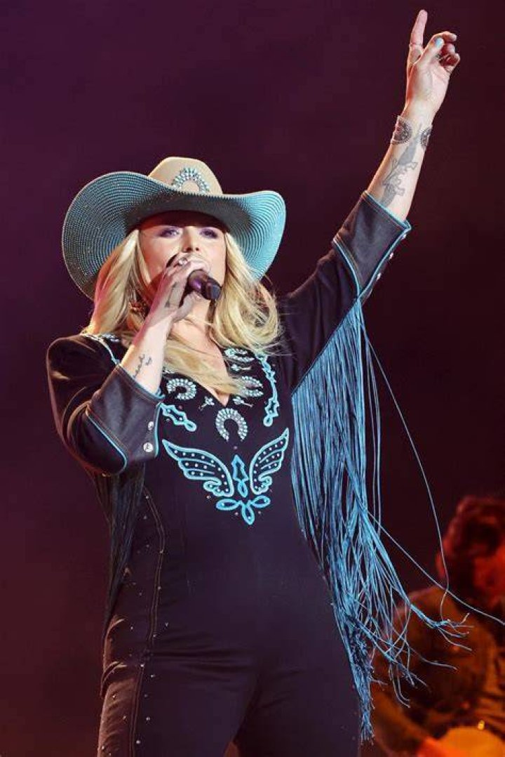 WATCH Miranda Lambert Stops Concert, Calls Out Fans For Taking Selfies